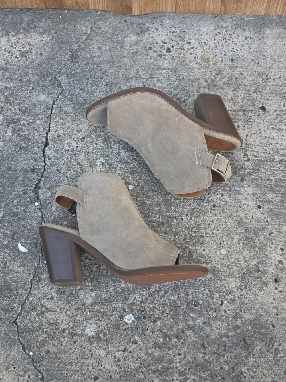 FRYE Women’s 7.5 Courtney Sling Back Beige Suede Block HeelsSize: 7.5 women's